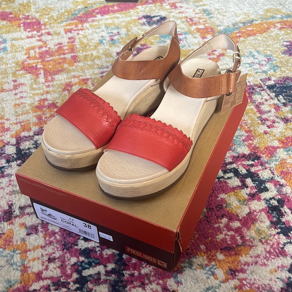 NWT Pikolinos Coral & Tan Sandal Size 38